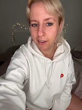 Snapshot of MariaValentine chatting on December 16, 2025, 4:44 pm MariaValentine online show from December 16, 2025, 4:44 pm