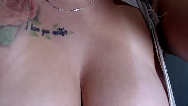 SOPHIA SQUIRTPUSSY online show from April 16, 2026, 9:50 pm