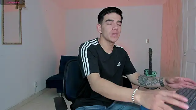 Snapshot of Ares_Johnson chatting on November 6, 2025, 1:15 pm Ares Johnson online show from November 6, 2025, 1:15 pm