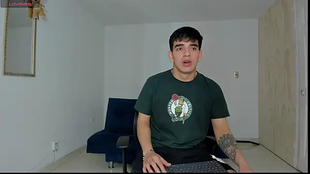 Snapshot of Ares_Johnson chatting on November 14, 2025, 6:33 pm Ares Johnson online show from November 14, 2025, 6:33 pm