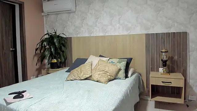 rebeca cortez  online show from April 10, 2026, 7:43 pm