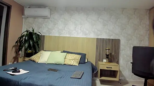 rebeca cortez  online show from April 14, 2026, 8:03 pm