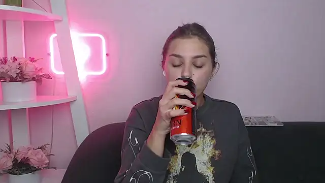 Snapshot of MilanaAngelAs chatting on October 28, 2025, 8:41 pm MilanaAngelAs online show from October 28, 2025, 8:41 pm