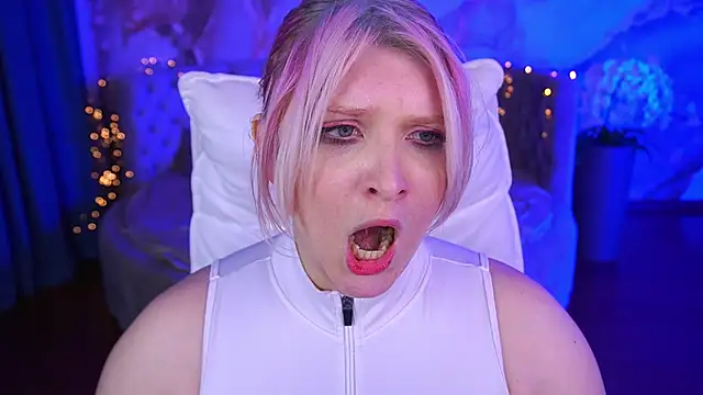 Snapshot of CoolTatis chatting on October 24, 2025, 2:38 pm CoolTatis online show from October 24, 2025, 2:38 pm