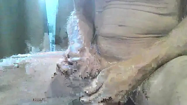 Snapshot of ewuich1 chatting on December 14, 2025, 2:00 pm ewuich1 online show from December 14, 2025, 2:00 pm