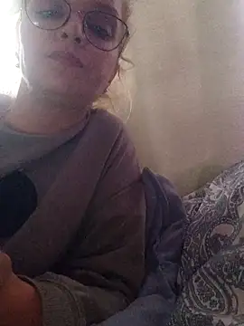Snapshot of BritneyHudson chatting on October 18, 2025, 1:35 pm BritneyHudson online show from October 18, 2025, 1:35 pm