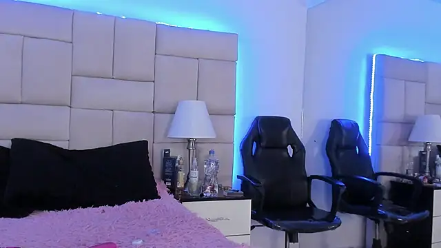 Snapshot of IsisLoveyes_ chatting on March 7, 2025, 9:27 pm IsisLoveyes  online show from March 7, 2025, 9:27 pm
