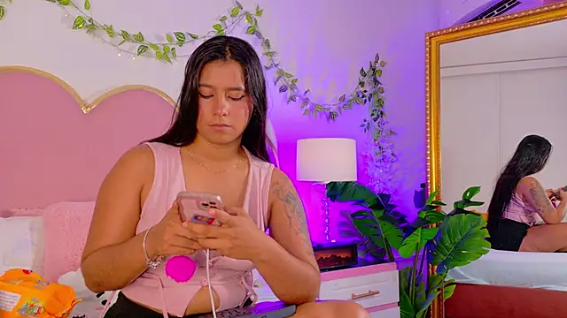 EmmaCrush online show from December 16, 2025, 8:46 pm