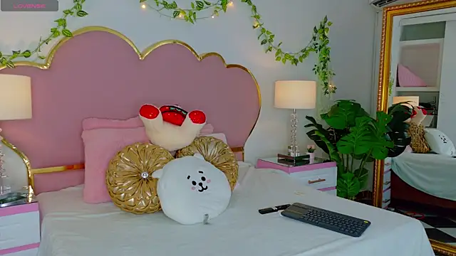 EmmaCrush online show from November 12, 2025, 9:51 pm