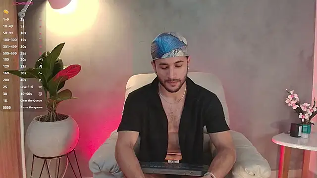 Snapshot of Valentinoford chatting on February 28, 2025, 12:10 am Valentinoford online show from February 28, 2025, 12:10 am