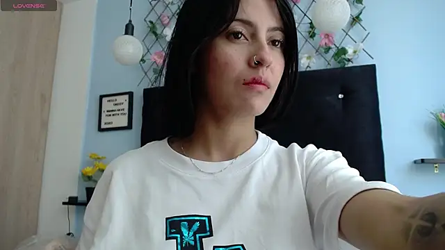 Snapshot of evatits_1 chatting on December 14, 2025, 1:28 pm evatits 1 online show from December 14, 2025, 1:28 pm