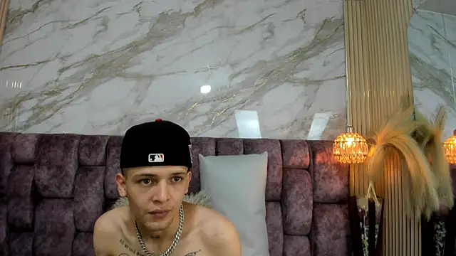 kendalltaylorr online show from April 10, 2026, 3:02 am