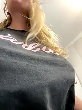 Snapshot of Teya_moon_ chatting on December 14, 2025, 11:21 pm Teya moon online show from December 14, 2025, 11:21 pm