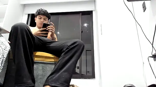 moubli  online show from September 24, 2025, 5:36 am