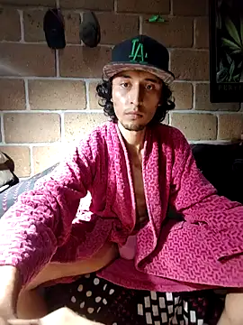 Pitudo20cmm online show from September 18, 2025, 6:38 am