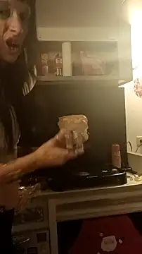 whitetrashdirtyslut online show from December 17, 2025, 5:34 am