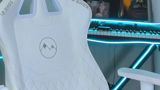 Snapshot of 4ever_dude chatting on February 16, 2025, 3:37 am 4ever dude online show from February 16, 2025, 3:37 am