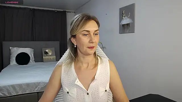 Vanessa Nowak online show from November 25, 2025, 4:18 pm