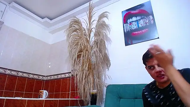 Leon hot X online show from February 6, 2025, 7:40 pm