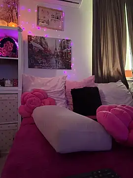 EvelynFrances online show from November 20, 2025, 9:43 am