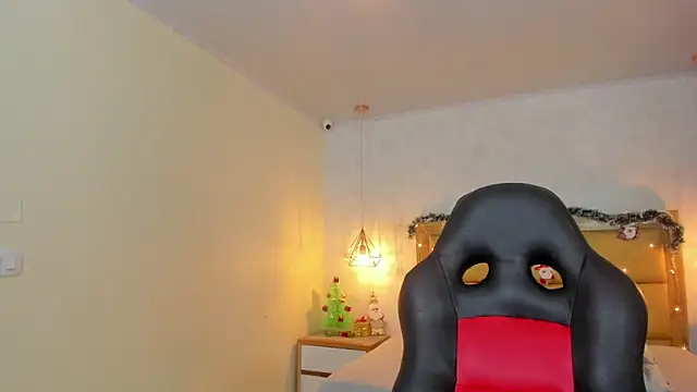 Snapshot of LARSONMIA chatting on December 20, 2025, 12:30 pm LARSONMIA online show from December 20, 2025, 12:30 pm