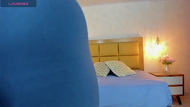 LARSONMIA online show from October 31, 2025, 12:46 pm