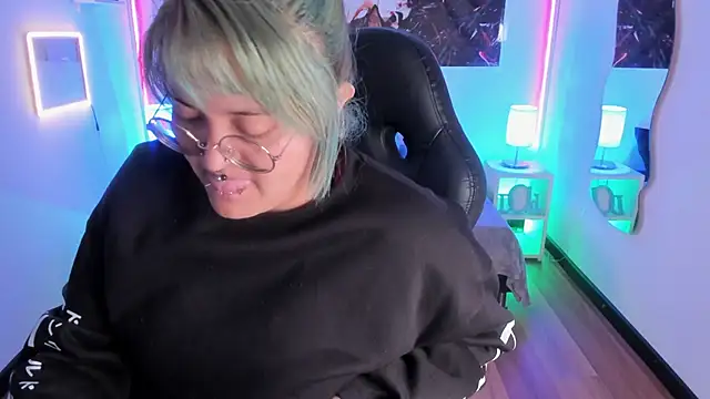 Snapshot of lucky-leah chatting on January 17, 2026, 3:32 am lucky-leah online show from January 17, 2026, 3:32 am