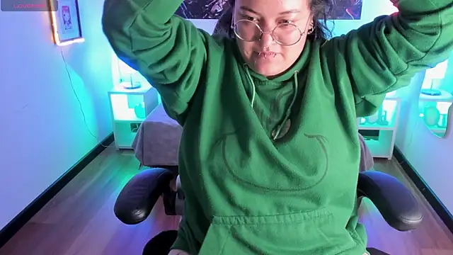 Snapshot of lucky-leah chatting on December 20, 2025, 4:15 am lucky-leah online show from December 20, 2025, 4:15 am