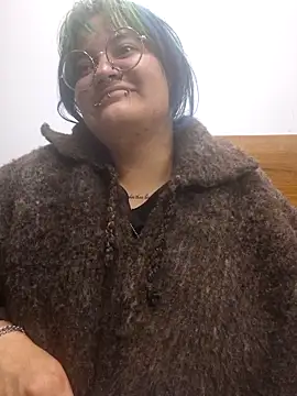 Snapshot of lucky-leah chatting on March 1, 2026, 3:06 am lucky-leah online show from March 1, 2026, 3:06 am