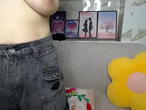 Snapshot of Love_bug15 chatting on October 9, 2025, 5:52 am Love bug15 online show from October 9, 2025, 5:52 am