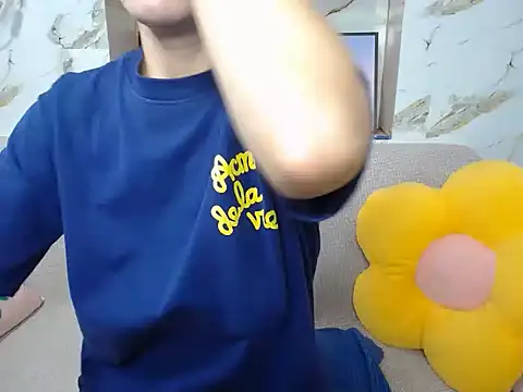 Snapshot of Love_bug15 chatting on October 3, 2025, 3:20 am Love bug15 online show from October 3, 2025, 3:20 am