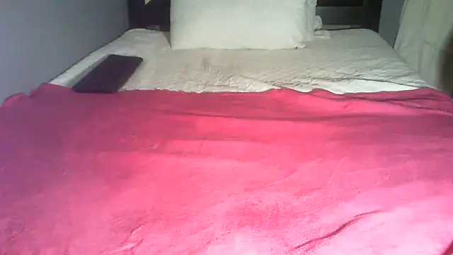 Snapshot of Esona5 chatting on December 14, 2025, 4:56 pm Esona5 online show from December 14, 2025, 4:56 pm