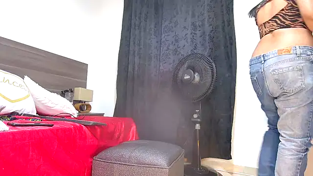 Snapshot of Mila_cams1_ chatting on September 11, 2025, 4:01 am Mila cams1 online show from September 11, 2025, 4:01 am
