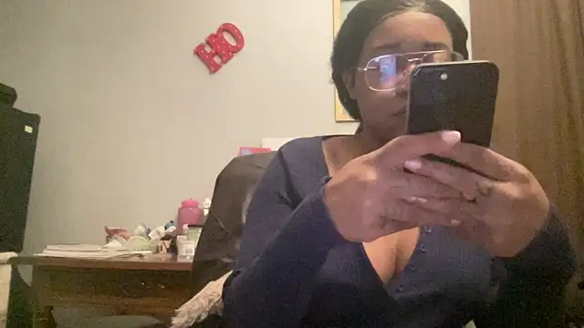 MommyConfident online show from November 30, 2025, 8:31 pm