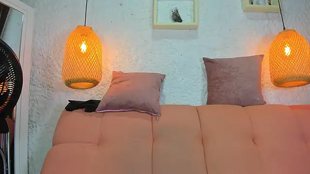 Snapshot of emiily_s chatting on December 3, 2025, 12:04 pm emiily s online show from December 3, 2025, 12:04 pm