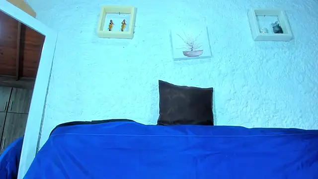 Snapshot of emiily_s chatting on March 8, 2025, 12:09 pm emiily s online show from March 8, 2025, 12:09 pm