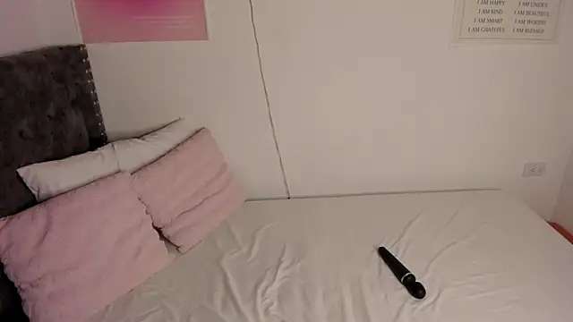 Snapshot of lucero_evanss chatting on March 6, 2025, 11:42 pm lucero evanss online show from March 6, 2025, 11:42 pm