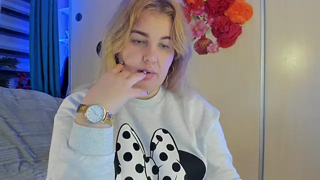 CoraSwon online show from October 28, 2025, 9:25 pm