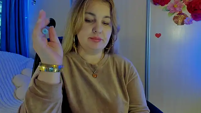 CoraSwon online show from November 25, 2025, 6:14 am