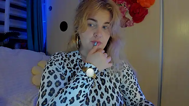 CoraSwon online show from October 31, 2025, 1:13 am