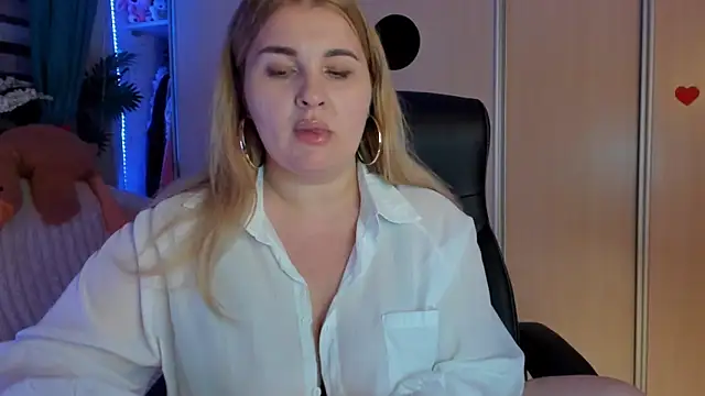 CoraSwon online show from February 17, 2026, 7:33 pm