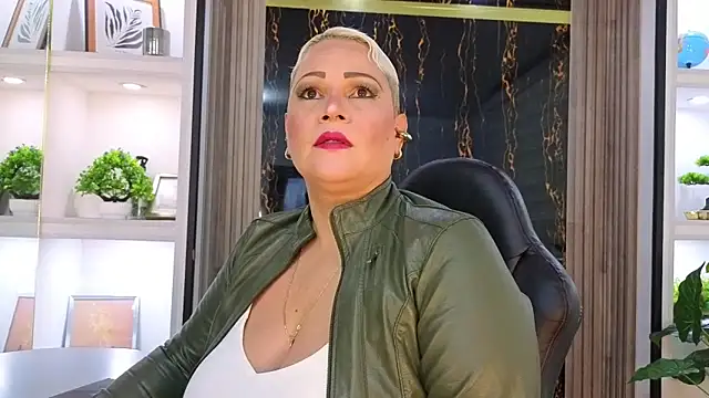 GianellaCox  online show from November 1, 2025, 1:05 pm