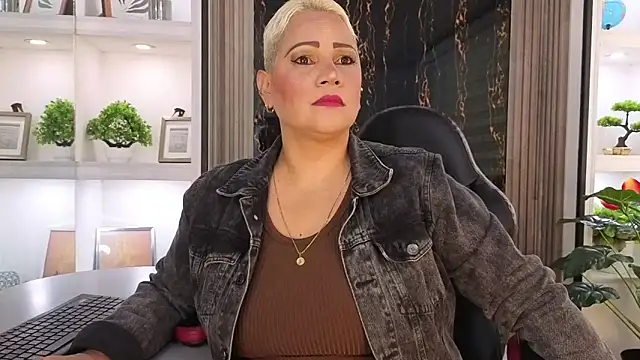 GianellaCox  online show from October 25, 2025, 1:12 pm