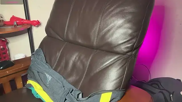 Snapshot of pantslesstraveler_plt chatting on September 22, 2025, 8:31 am pantslesstraveler plt online show from September 22, 2025, 8:31 am