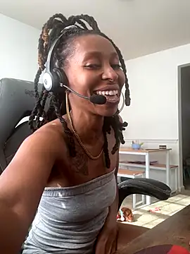 LeyaHoneybuns online show from December 1, 2025, 4:30 pm