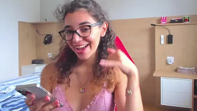 uniquerossie online show from October 20, 2025, 12:17 pm