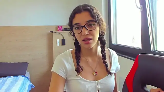 uniquerossie online show from October 7, 2025, 1:23 pm