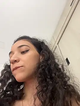 uniquerossie online show from February 15, 2026, 7:09 am