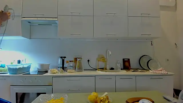 crystalnut online show from December 4, 2025, 3:27 am