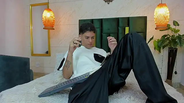 Snapshot of Levy_Steve chatting on September 19, 2025, 3:43 am Levy Steve online show from September 19, 2025, 3:43 am